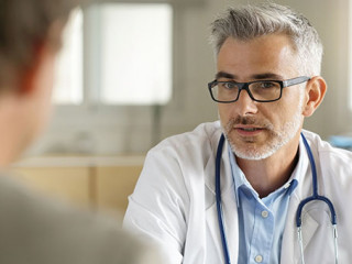 Anzugtraeger-Arzt-177419822-AS-goodluz