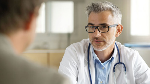 Anzugtraeger-Arzt-177419822-AS-goodluz