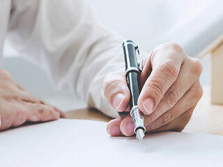 Anzugtraeger-Unterschrift-Haus-266786815-AS-Freedomz
