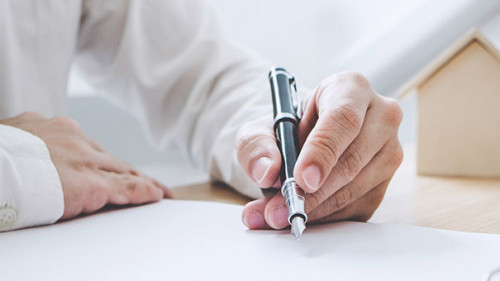 Anzugtraeger-Unterschrift-Haus-266786815-AS-Freedomz