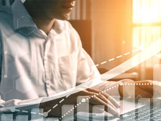 AnzugtraegerLlaptop-Pfeil-316551943-AS-Blue-Planet-Studio