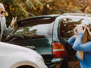 Mann-Frau-Autounfall-288990335-AS-hedgehog94