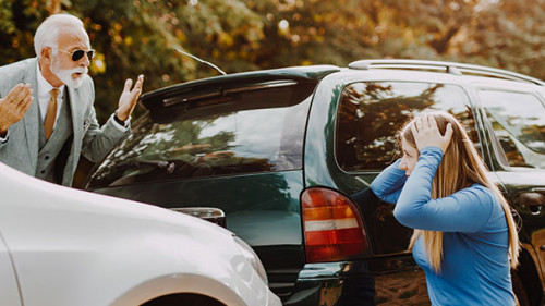 Mann-Frau-Autounfall-288990335-AS-hedgehog94