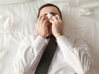 Anzugtraeger-krank-107209962-AS-fizkes