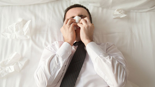 Anzugtraeger-krank-107209962-AS-fizkes