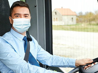 Busfahrer-Maske-330946984-AS-Syda-Productions