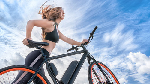 Frau-mit-E-Bike-228586975-AS-eshma