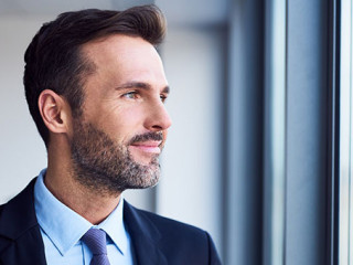 Anzugtraeger-Fenster-175859301-AS-baranq