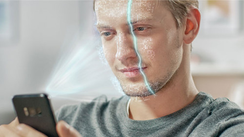 Mann-Smartphone-Scan-276492766-AS-Gorodenkoff