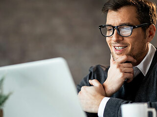 Mann-Laptop-laecheln-251709165-AS-Drazen