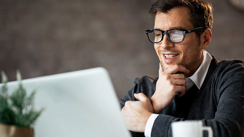 Mann-Laptop-laecheln-251709165-AS-Drazen