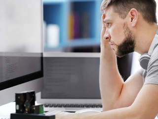 Mann-verzweifelt-Display-13440499-AS-Africa-Studio