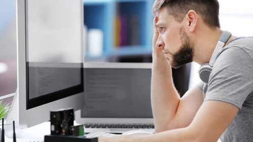 Mann-verzweifelt-Display-13440499-AS-Africa-Studio