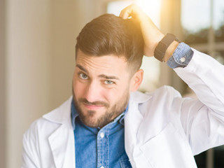 Arzt-kratzt-sich-an-Kopf-286407631-AS-Krakenimages-com