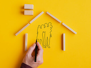 Haus-Hand-zeichnet-Familie-336745770-AS-Gajus