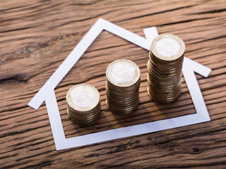 Muenzstapel-Hausumriss-182022816-FO-Andrey-Popov