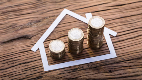 Muenzstapel-Hausumriss-182022816-FO-Andrey-Popov