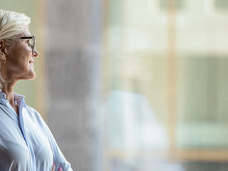 Anzugtraegerin-Fenster-308202366-AS-fizkes