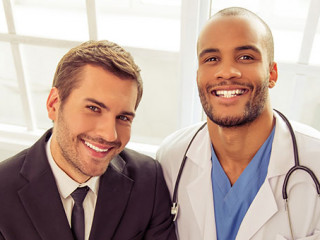 Anzugtraeger-und-Arzt-114417235-AS-georgerudy