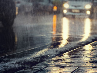 Unwetter-auf-Strasse-288720211-AS-chokchaipoo