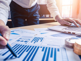 Anzugtraeger-Laptop-Diagramme-316552070-AS-Blue-Planet-Studio