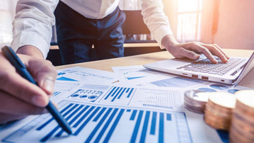 Anzugtraeger-Laptop-Diagramme-316552070-AS-Blue-Planet-Studio