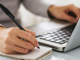 Anzugtraeger-Laptop-134099800-AS-bnenin