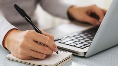 Anzugtraeger-Laptop-134099800-AS-bnenin