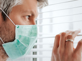 Mann-Mundschutz-Fenster-331936691-AS-detailblick-foto