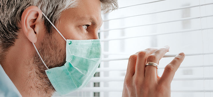 Mann-Mundschutz-Fenster-331936691-AS-detailblick-foto
