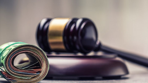 Richterhammer-Geldbuendel-126021744-AS-weyo