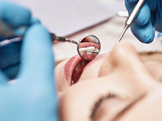 Frau-bei-Zahnarzt-260010217-AS-Friends-Stock