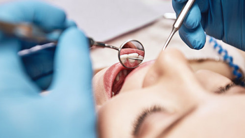 Frau-bei-Zahnarzt-260010217-AS-Friends-Stock