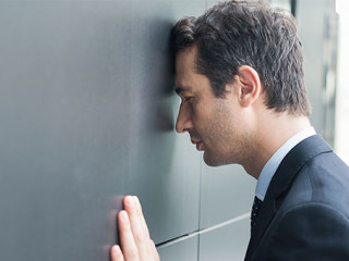 Anzugtraeger-Kopf-an-Wand-220627253-AS-Paolese