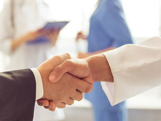 Anzugtraeger-Arzt-Handshake-114417226-AS-georgerudy