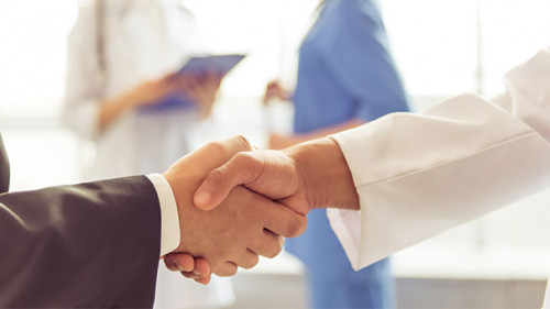 Anzugtraeger-Arzt-Handshake-114417226-AS-georgerudy