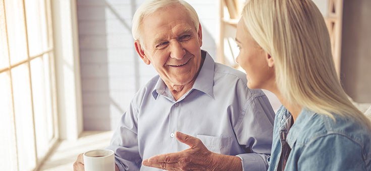 Senior-redet-mit-Frau-123274075-AS-VadimGuzhva