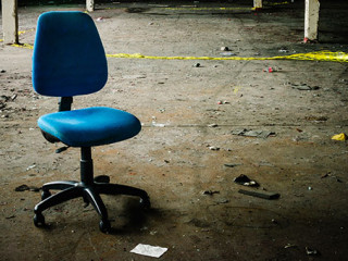 Buerostuhl-in-verlassenem-Gebaeude-164880827-AS-Stephen