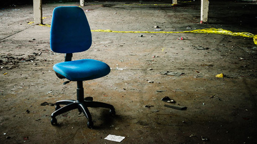 Buerostuhl-in-verlassenem-Gebaeude-164880827-AS-Stephen