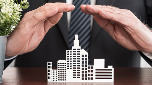 Anzugtraeger-Haende-Gebauede-306324117-AS-thodonal