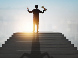 Anzugtraeger-Pokal-336656270-AS-ngad