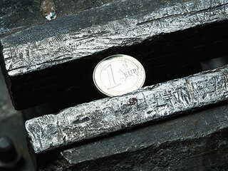 Euro-in-Schraubstock-74293038-FO-Nomad-Soul