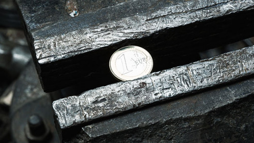 Euro-in-Schraubstock-74293038-FO-Nomad-Soul