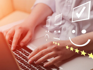 Frau-Laptop-Rating-276452851-AS-BillionPhotos-com