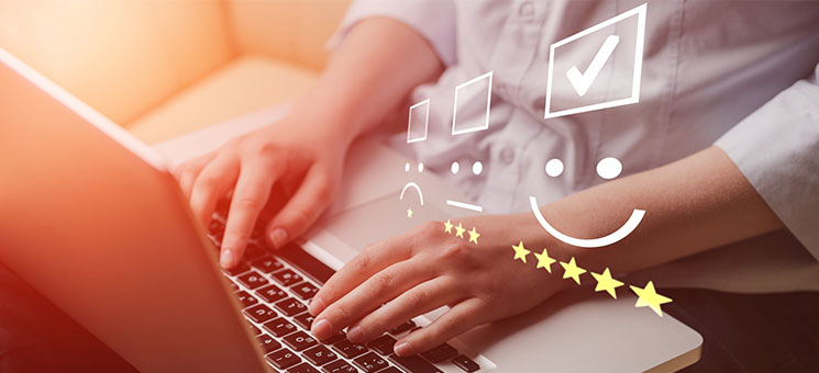 Frau-Laptop-Rating-276452851-AS-BillionPhotos-com