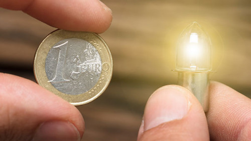 Hand-Euro-Licht-165041976-FO-Andrey-Popov