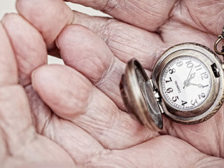 Alte-Haende-Taschenuhr-48106253-FO-Kristin-Gruendler