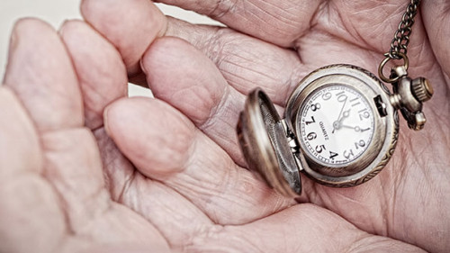 Alte-Haende-Taschenuhr-48106253-FO-Kristin-Gruendler