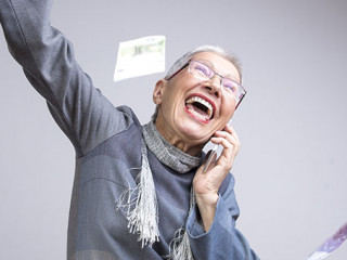 Seniorin-Geldregen-187267886-AS-Teodor-Lazarev