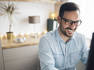 Mann-vor-Bildschirm-304721530-AS-Jelena